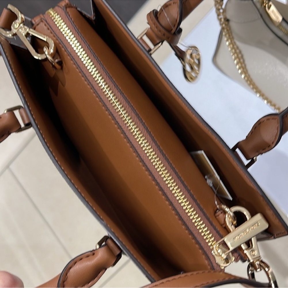 Michael Kors Small Sheila Satchel Crossbody
Bag Brown
NWT - Picture 13 of 16